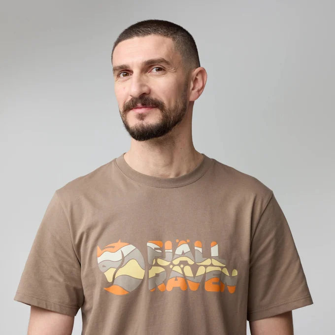FJALLRAVEN MULTI COLOUR LOGO TEE M